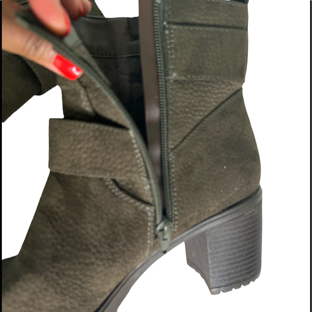 Women's WHITE MOUNTAIN Gilmour Double Buckled Army-Green Ankle Boots Lug Sole 9M - Picture 5 of 9